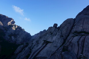 巍峨山峰映蓝天