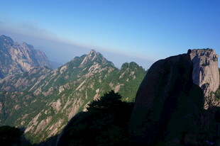巍峨壮丽的高山景致