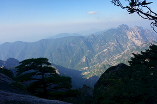 壮丽山景 云雾缭绕的峰峦