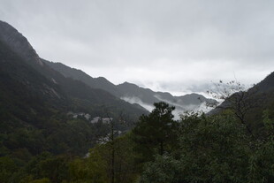 云雾缭绕的壮丽山峦景色