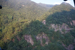 俯瞰葱郁山峦美景