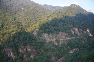 山间蜿蜒公路 绿意盎然