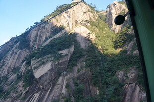 峻峭山峰的壮丽景致