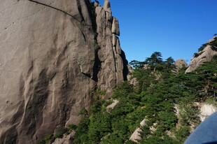 巍峨山石间的葱郁景致