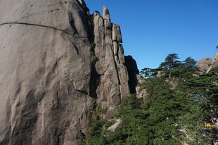 巍峨山石与葱郁植被景观
