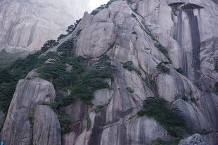 巍峨险峻的山石景观