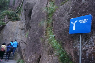 山间徒步路标处的旅行者