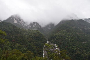 云雾缭绕的山间壮丽景致