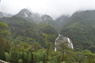 云雾缭绕中的山间建筑