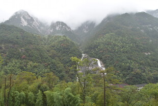 山间云雾缭绕的壮美瀑布