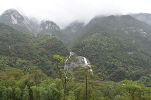 山间云雾中的古朴建筑