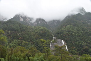 云雾缭绕的山间壮丽景观