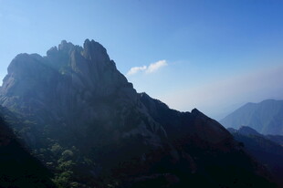 巍峨山峰傲立蓝天之下