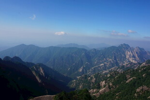 壮美山峦蓝天美景