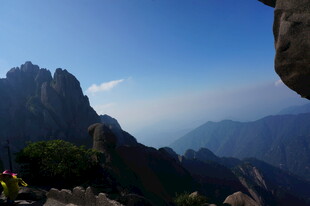 壮丽山景 蓝天映衬巍峨峰