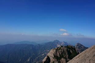 高山之巅云海蓝天美景