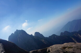 高山之巅的绚丽光影