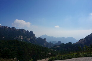 壮美山峦蓝天景观