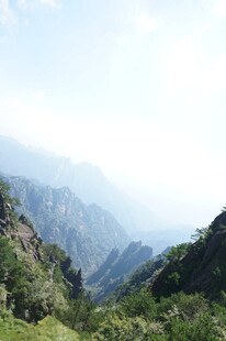 青山叠翠的秀丽山间景色