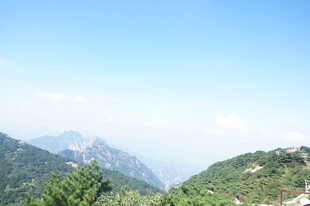 青山蓝天间的自然风光