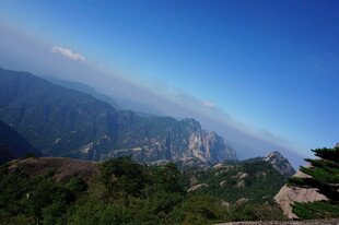 壮丽山景 蓝天绿树相衬