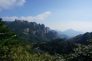 壮丽山景 蓝天白云相衬