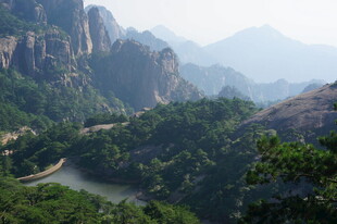 山间绿水绕 峻岭展风光