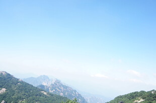 壮丽山景 蓝天映衬