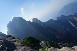 壮丽山景 云雾缭绕的奇峰