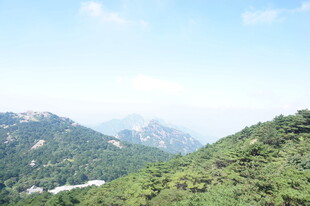 青山翠谷间的秀丽山景