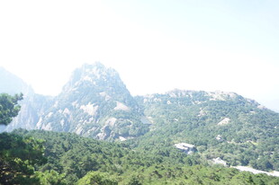 青山峻岭间的秀丽风光