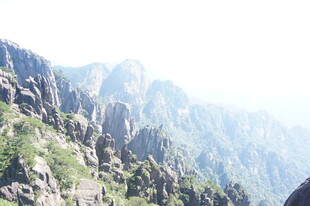 巍峨山峦景色壮丽