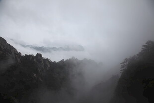 云雾缭绕的山峦美景