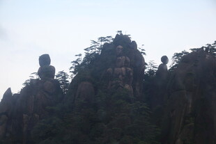 奇峰耸立的壮丽山景