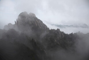 云雾缭绕的巍峨山峰