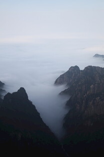 云海环绕的壮丽山峦