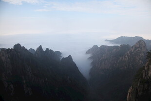 云雾缭绕的壮美山峦