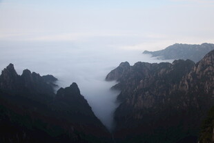 云雾缭绕的壮丽山峦美景