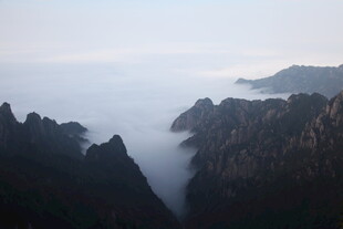 云雾缭绕的壮美山峦景色