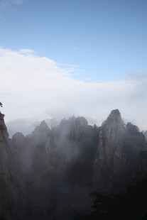 云雾缭绕的壮丽山峰