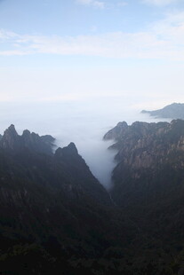 云雾缭绕的山景奇观