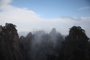 云雾缭绕的壮丽山峰