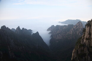 黄山壮美云海山峦景观