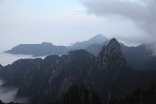 云雾缭绕的壮丽山峦