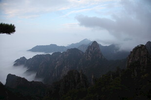 云雾缭绕的壮丽山峦