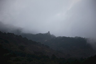 云雾缭绕的山峦景观