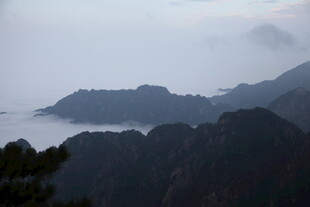 云雾缭绕的壮美山峦