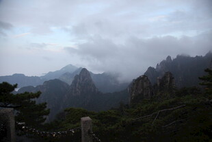 云雾缭绕的壮美山峦