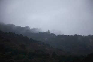 云雾缭绕的山峦景色