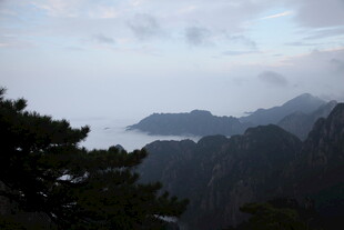 云雾缭绕的壮美山峦景色